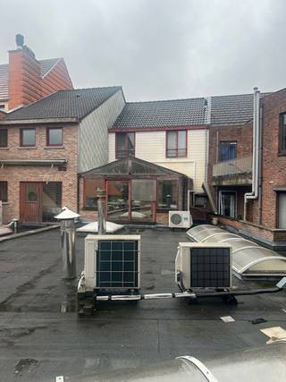 Dit gebouw is gelegen in het centrum van Temse en heeft tot september 2025 dienst gedaan als bakkerij met winkel, atelier, opslagruimtes, garage en woonst.<br />Het totale gebouw betreft een aaneensluiting van 2 achter elkaar gelegen gebouwen met uitgang langs 2 parallel lopende straten.<br />De grondoppervlakte bedraagt 246 m². De totale nuttige oppervlakte bedraagt ca 532 m². Het woongedeelte telt 3 slaapkamers.<br />Het gebouw dateert van 1996, maar is gerenoveerd in 2005.<br />De ontwikkelingsmogelijkheden bestaan uit het omvormen van het totale gebouw naar een zuiver appartementsgebouw.<br />Er kunnen echter ook andere invullingen gegeven worden aan het geheel.<br />Het gebouw is gelegen in de Scheldestraat 59 te Temse. Dit is in het centrum van Temse, nabij voldoende voorzieningen (zoals scholen, winkels, ...) en heeft goede verbindingsmogelijkheden gezien de ligging nabij de N16, E17 en invalswegen. Er is voldoende parkeergelegenheid in de onmiddellijke nabijheid.<br />Er wordt aan de kandidaat de mogelijkheid geboden om het volledige onroerende goed aan te kopen (als zuivere vastgoedtransactie).<br />Een overname van de aandelen van de vennootschap is echter eveneens bespreekbaar.<br />Interesse? Neem dan contact op met Hans op GSM +32 497 26 99 37 of via e-mail hans@finactor.be