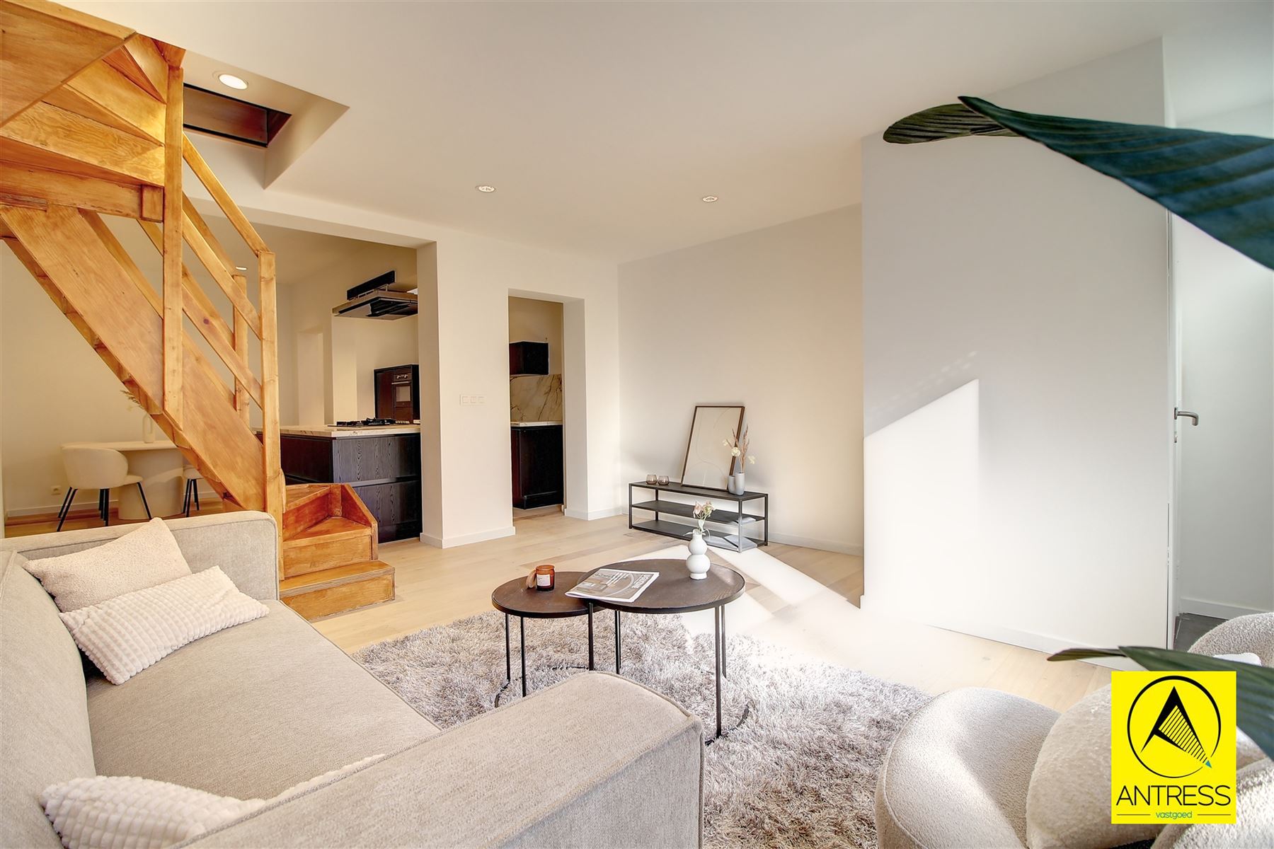 Gerenoveerde gezinswoning met 3 slaapkamers en badkamer op rustige ligging! - foto 4