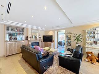 Woning met praktijkruimte + opslagruimte op strategisch uitstekende locatie in rustige straat, doch vlakbij de op- en afrit van de E403!<br /><br /><strong>INDELING:<br /><u><em>Gelijkvloers:</em></u></strong><br />Inkomhal - ruimte praktijkruimte met afzonderlijke inkomhal/2de woonkamer - 2 burelen - gastentoilet (met lavabo) - ruime opslagruimte/showroom - wasplaats - opslagruimte - werkplaats - berging - volledig verharde en omheinde parking - garage - volledig aangelegde en omheinde tuin met bijhorende tuinkamer met gemetste BBQ en bijhorende ontspanningsruime met jacuzzi, sauna en badkamer (O.a. met lavabomeubel, toilet en douche).<br /><br /><em><u><strong>Eerste verdieping:</strong></u></em><br />Hal - ruime lichtrijke living (met houtcassette) - volledig ingerichte keuken (O.a. met granieten werkblad, dubbele spoelbak, combi-oven, fornuis, dampkap, Amerikaanse koelkast en vaatwasmachine) - wasplaats (met uitgietbak en alle voorzieningen voor wasmachine en droger) - badkamer (O.a. met dubbel lavabomeubel en inloopdouche) - afzonderlijk toilet (met lavabo) - 4 slaapkamers - veranda - leuk zonneterras.<br /><br /><u><strong>Opmerkingen:</strong></u><br />- 64 Zonnepanelen aanwezig!<br />- Rolluiken aanwezig.<br />- Regenwaterput (10.000l) aanwezig!<br />- Drijfkracht aanwezig (400V)!<br />- Camerabewaking aanwezig.<br />- Perceel bouwgrond (600m2) inbegrepen!<br /><br />Zeer interessante woning voor ondernemers die wonen en werken willen combineren! Aarzel zeker niet om ons te contacteren voor een bezoek ter plaatse: 051/817.817 - info@centro.be.