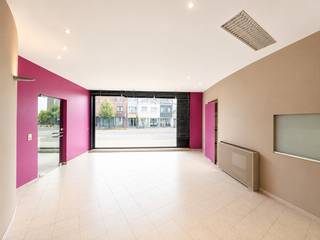 ruime woning in hartje Diksmuide<br />bestaande uit een commercieel gelijkvloers en een ruime bovenliggende woning<br />uitgesplitst in 2, beide kavels elk met hun eigen tellers WGE<br /><br />omvattende :
<ul>
	<li>kelderverdieping : kelder</li>
	<li>gelijkvloers : centrale inkomhal, traphal, grote commerciële ruimte, toilet, ingerichte keuken, ingerichte badkamer met toilet, wasberging, grote koer/terras</li>
	<li>1ste verdieping : overloop, toilet, grote en klare living, volledig ingerichte keuken, slaapkamer</li>
	<li>2de verdieping : ingerichte badkamer, toilet, ruime dressing, 2 kamers, bergruimte</li>
	<li>dakverdieping : grote hobbyruimte</li>
</ul>
<br />!! TOPAANBIEDING !!