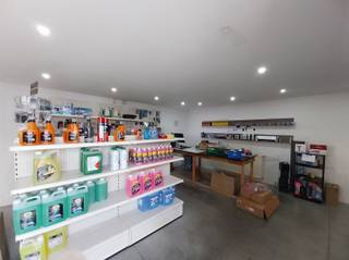 Vraag uw bezoek aan via info@optimusvastgoed.be!TE HUUR:  Handelspand met ruim magazijn (319m²) te Heusden-Zolder!In een zijstraat van de...