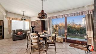 Prachtig gelegen eengezinswoning op het Laar in TessenderloDe indeling is als volgt:+ Inkomhal met ingemaakte kastenwand+ WC met handenwasser en...