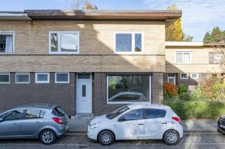 <p><span>Op te frissen woning van architect Renaat Braem. Woonstraat. Grotere tuin.</span></p><p><span> </span></p><p><span>Indeling:</span></p><p><span>Deze woning maakt deel uit van de "Nationale Werf Borgerhout" (30 woningen en 2 appartementsgebouwen), gebouwd in 1948/'49, in het kader van de wederopbouw na de oorlogsjaren.</span></p><p><span>Op het gelijkvloers een inkomhall met gastentoilet en vestiairehoek. Doorzonwoonkamer met grote glaspartijen. Leefkeuken met een oudere keukenopstelling. </span></p><p><span>Aangelegd terras en behoorlijke tuin (samen 17,5 meter diep). Er is een kelder, ongeveer 20m² groot.</span></p><p><span>Op de verdieping (merk op: de prachtige trappartij) een grote slaapkamer en twee kinderkamers. Verder een berging en een compacte badkamer.</span></p><p><span> </span></p><p><span>Extra info:</span></p><p><span>- In 1975 werd deze woning gelijkvloers uitgebreid; de woonkamer en de keuken werden vergroot.</span></p><p><span>- EPC: 295 kWh/(m² jaar).    - De elektriciteit is conform.</span></p><p><span>- Het dak werd in 2016 vernieuwd (isolatie: 10 cm PIR)</span></p><p><span>- Eveneens in 2016 werden de ramen vernieuwd (PVC hoogrendementsglas U-waarde 1,1)</span></p><p><span>- C.V. condensatiebrander van 12/2021.</span></p><p><span>Ten laatste: optioneel autostaanplaats te koop à € 18.000.</span></p><p><span> </span></p>