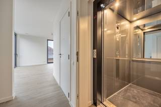 Boutique residentie Listoir, een uniek nieuwbouwproject met een kleinschalig karakter, geeft in het hart van het historische Tongeren en recht tegenover de Romeinse stadsomwalling vorm aan vier hoogkwalitatieve appartementen en één exclusief penthouse.<br /><br />Er is op dit moment nog maar één appartement beschikbaar: <br />Het prachtige penthouse op de tweede verdieping biedt een unieke combinatie van luxe, ruimte en comfort. Dit instapklare pareltje is helemaal klaar om in te trekken.<br />Jij hoeft enkel nog je droomkeuken te kiezen, zodat alles perfect aansluit bij jouw stijl en wensen.<br /><br /><br />Aangenaam buitengenot<br />Het penthouse biedt twee ruime terrassen met oppervlakten van 12m² en 17m². Ze vormen een drempelloos verlengde van de leefruimte, wat het ruimtegevoel maximaliseert. Bovendien bevindt er zich achteraan het gebouw nog een aangename, collectieve tuin voor de bewoners.<br /><br />Duurzaam sterk<br />Listoir is een uiterst duurzaam project. Dankzij onder meer de warmtepomp een zonnepanelen, vertaalt zich dit voor het penthouse een E-peil gelijk aan E20.<br /><br />Benieuwd naar meer? We nodigen je graag uit voor een bezoek aan de projectsite en een rondleiding in het penthouse.<br />Maak vandaag nog geheel vrijblijvend jouw afspraak!