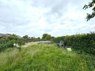 LEUKE op te frissen woning met 3 slaapkamers en TUIN. Indeling: grote inkomhal, lichtrijke leefruimte met zicht op de tuin, open geïnstalleerde...