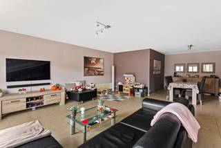 Centraal gelegen appartement op de 1eV op wandelafstand van verschillende winkels, scholen en het openbaar vervoer! Er is parkeergelegenheid in de straat. <br /><br />Dit eigendom werd gebouwd in 1990 en werd steeds goed onderhouden. Het is volledig asbest vrij en heeft een goede EPC score: Label B. De indeling is als volgt: 1eV: een inkomhall, een woonkamer, een keuken, een apart toilet, een berging, een badkamer met 2e toilet en 3 slaapkamers. <br /><br />Er is geen lift aanwezig. Momenteel is het appartement verhuurd. De gemeenschappelijke kosten bedragen €30,-/maand. <br /><br />Voor meer info of een bezichtiging ter plaatse kan u ons contacteren via 03 459 99 99 of info@leximmo.be!