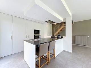 This semi-detached new-build home is for rent! It has 3 bedrooms and has an area of 185 m². It has the latest techniques and is very nicely finished.LAYOUT:GLV:- entrance hall with guest toilet- spacious living space- open kitchen with sink, stove, hood, oven...- 2 separate storage rooms in the kitchen- Spacious garden1st V:- 3 spacious bedrooms- separate toilet- beautiful bathroom with walk-in shower, bath and double sinkGENERAL:- new building (2020)- beautifully finished- good location- large volumesThe quickest way to visit this property? Request your visit via the red button on our website (www.dewaele.com) and you will be contacted by our broker. Appointments cannot be made by phone. If you have any other questions, you can contact us by phone at 056 605 605.