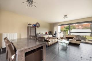 <p><span>In de gegeerde Andernachstraat te Ekeren bevindt zich deze verzorgde en energiezuinige gezinswoning, gelegen in een recente en kindvriendelijke verkaveling. </span></p><p><span>De rustige doodlopende straat met aangrenzend speeltuintje biedt een aangename woonomgeving voor gezinnen, terwijl winkels, scholen, openbaar vervoer, het centrum van Ekeren en de oprit van de autosnelweg zich op korte afstand bevinden.</span></p><p><span> </span></p><p><span>Deze kwalitatief afgewerkte woning geniet van een overvloed aan natuurlijke lichtinval en combineert comfort met een praktische indeling. </span></p><p><span>Op het gelijkvloers bevinden zich een inkomhal met gastentoilet, een lichtrijke leefruimte met zicht op de tuin en een volledig uitgeruste open keuken van Dovy. </span></p><p><span>Verder bevindt zich op het gelijkvloers een aparte praktische garage.</span></p><p><span>De verzorgde tuin met terras vormt een ideale plek om in alle rust te genieten van het buitenleven.</span></p><p><span>Op de eerste verdieping bevinden zich drie slaapkamers en een comfortabele badkamer uitgerust met bad en douche, wastafel en toilet. </span></p><p><span>De afgewerkte zolderverdieping biedt extra mogelijkheden als slaapkamer, bureau, hobbyruimte of speelkamer, aangevuld met praktische bergruimte.</span></p><p><span> </span></p><p><span>Extra:</span></p><p><span>- Rolluiken</span></p><p><span>- Regenwaterrecuperatie</span></p><p><span>- Gunstige energiescore! (106 kWh/(m² jaar))</span></p><p><span>- Zonnepanelen</span></p><p><span>- Airco</span></p><p><span>- Kwalitatieve afwerking</span></p><p><span> </span></p><p><span>Kortom, een uitstekend onderhouden en volledig instapklare woning op een toplocatie in Ekeren, waar rust, bereikbaarheid en wooncomfort hand in hand gaan.</span></p>