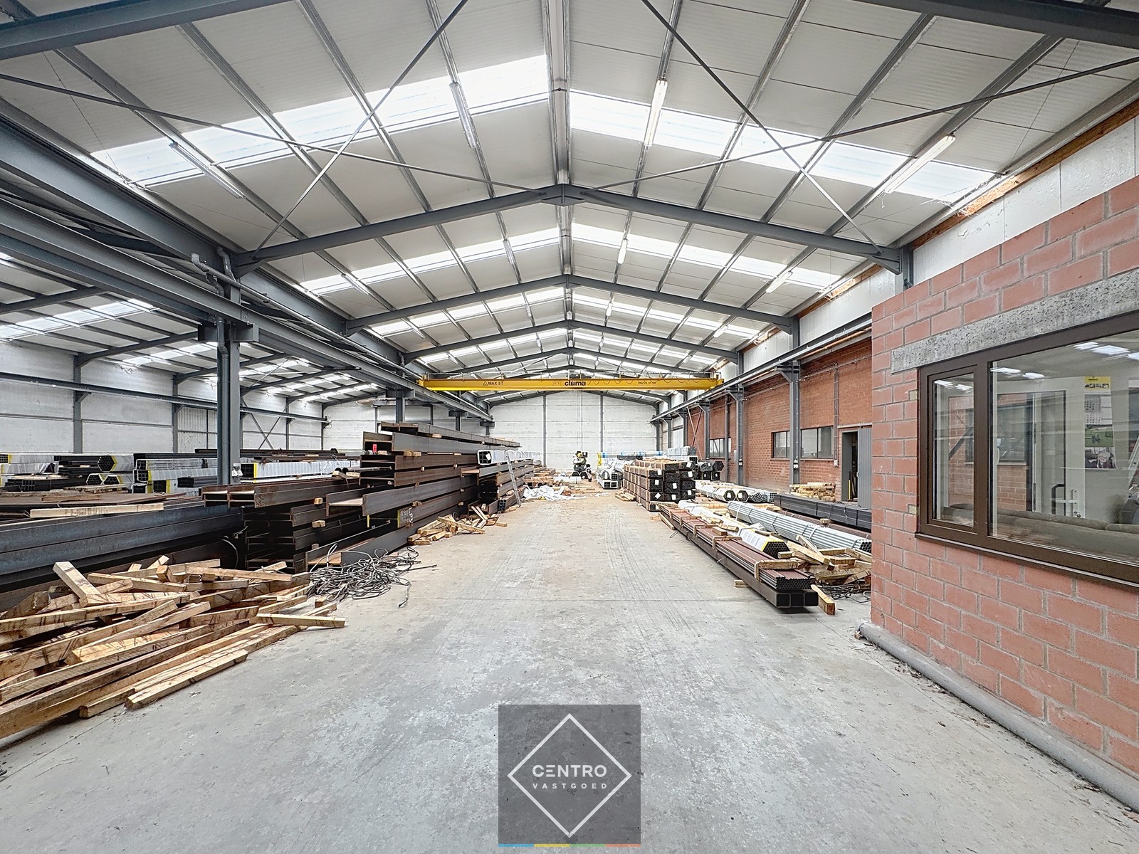 Instapklare MAGAZIJNEN (1.500m²), voorzien van 2 ROLBRUGGEN (5 ton) en geïntegreerde KANTOORRUIMTE met sanitaire voorzieningen. Op ambachtelijke zone te Wingene! - foto 3