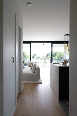 <p><span>STIJLVOL NIEUWBOUW DAKAPPARTEMENT MET ZUIDWEST TERRAS IN EEN RUSTIGE EN GROENE OMGEVING!</span></p><p><span>Zeer rustig gelegen appartement op de tweede verdieping met twee slaapkamers in het stijlvolle woonproject '</span><span>Antonius'</span><span>, verscholen tussen de weilanden en de dorpskern van Sint-Antonius-Zoersel. </span></p><p><span>Het appartement bevindt zich op de bovenste verdieping van een modern gebouw met lift en biedt een bewoonbare oppervlakte van 106 m², aangevuld met een overdekt zuidwestgericht terras van 17 m². De inkomhal met gastentoilet geeft toegang tot de lichtrijke leefruimte met open, volledig ingerichte keuken. Een plafondhoog schuifraam zorgt voor een mooie natuurlijke lichtinval en een drempelloze overgang naar het ruime terras. Aansluitend bevindt zich een berging/wasplaats met aansluitingen voor wasmachine en droogkast.</span></p><p><span>Verder beschikt het appartement over twee volwaardige slaapkamers en een ingerichte badkamer met inloopdouche, lavabomeubel en toilet. </span></p><p><span>De kwalitatieve afwerking omvat onder meer parket, HR+ beglazing, een plafondhoogte van 2,70 m, vloerverwarming, videofoon, gepantserde veiligheidsdeur, vloerverwarming op aardgas en ventilatiesysteem type D.</span></p><p><span>Het verkeersarme project combineert hedendaags wooncomfort met een bijzonder rustige ligging nabij het centrum. </span></p><p><span>De gemeenschappelijke tuin, omringende bomen en natuurlijke 'wadi' die bij regenval overtollig water opvangt en afvoert versterken het groene karakter van de site.</span></p><p><span>Via de lift is er rechtstreekse toegang tot de ondergrondse parking. Een autostaanplaats is afzonderlijk aan te kopen voor € 25.000. Daarnaast beschikt de residentie over een gemeenschappelijke fietsenstalling.</span></p><p><span>Een pareltje van een appartement voor wie rust, groen en privacy wil combineren met het comfort van wonen vlak bij de dorpskern</span><span>.</span></p><p><span>Contacteer ons voor meer informatie en plan bezoek ter plaatse!</span></p><p><span> </span></p><p><span> </span></p>