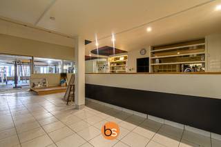 <strong>Op een commerciële toplocatie in de Stationsstraat, op wandelafstand van het station en de Markt, bieden we dit ruime gelijkvloerse handelspand aan.</strong><br /><br />Het pand deed jarenlang dienst als fitness, voordien als discotheek, via de lange gang, is de bar-ruimte met polyvalente zaal bereikbaar. Het pand kan perfect dienst doen als: Showroom, studio, kantoorpraktijk, retail of dienstensector (mits vergunningen waar nodig).<br />Het pand is te renoveren, waardoor je het volledig naar eigen concept en afwerkingsniveau kunt heropbouwen.<br /><br /><strong>Pluspunten</strong><br />- A-ligging: met veel passage, nabij openbaar vervoer en centrumvoorzieningen<br />- Open ruimte<br />- Flexibele bestemming: mogelijkheden voor verschillende handelsactiviteiten (naargelang stedenbouw)<br />- Kans om waarde te creëren: totaalrenovatie maakt moderne technieken en indeling mogelijk<br />- Publieke parkeermogelijkheden in de nabije omgeving (Wijngaardparking, Parking muziekschool, ...)<br /><br /><strong>Indeling (indicatief)</strong><br />Ruime, lange inkomhal met toegang tot sanitaire voorzieningen, voor zowel dames als heren afzonderlijk. <br />Mogelijkheid tot onthaal/balie/bar, open werkvloer of studiozone, behandel- of vergaderruimtes, berging/techniek.<br />Op verdieping is er een kleedkamer voor zowel dames, als heren aanwezig - beiden geïnstalleerd maar op te frissen. <br />Achterliggende functies en technische lokalen kunnen bij renovatie logisch worden ingepast<br /><br /><strong>Technisch & administratief</strong><br />Oppervlakte: 663 m² bruikbare vloeroppervlakte<br />EPC niet-residentieel: label X<br />Nutsvoorzieningen (water/elektriciteit/aardgas/telecom): aanwezig<br /><br /><strong>Bestemming & gebruik</strong><br />Huidige/voormalige uitbating: fitness<br />Potentiële activiteiten: retail, dienstverlening, kantoor/paramedisch, studio/wellness … (steeds onder voorbehoud van toestemming en lokale regelgeving).<br />Koper verifieert vergunningsplicht, brandveiligheid en milieunormen conform de beoogde activiteit.<br /><br />Wens je graag meer info of een bezoek te plannen?<br />Contacteer hello@belistate.be