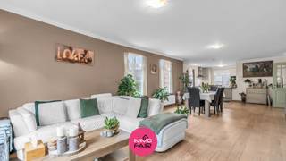 In het landelijke Hees, een rustige deelgemeente van Bilzen-Hoeselt, vind je dit ruime gelijkvloerse appartement met twee slaapkamers, een privatief terras en een garage. Je woont hier in een kleinschalige residentie met slechts twee wooneenheden, met circa 130 m² bewoonbare oppervlakte en een praktische indeling.<br /><br />De ligging combineert een landelijke omgeving met een vlotte bereikbaarheid. Maastricht ligt vlakbij en ook scholen, supermarkten en de centra van Bilzen, Riemst en Tongeren zijn goed bereikbaar.<br /><br />De indeling is als volgt:<br /><br />Via de inkomhal bereik je de verschillende vertrekken. De leefruimte van circa 35 m² biedt plaats aan een ruime eetkamer en een gezellige zithoek. Grote raampartijen laten volop daglicht binnen, terwijl de parketvloer voor een warme uitstraling zorgt.<br /><br />De aansluitende keuken van 31 m² is uitgerust met een inductiekookplaat, een vaatwasser en een ingebouwde combi-oven. Voldoende werk- en kastruimte maken deze keuken praktisch in gebruik.<br /><br />Er zijn twee slaapkamers van circa 17 m² en 13 m²: deze bieden allebei ruimte voor een tweepersoonsbed en bijkomende kasten.<br /><br />In de badkamer beschik je over een dubbele wastafel, een ruime inloopdouche en een ligbad. Het toilet is afzonderlijk. Daarnaast is er een aparte wasruimte met aansluitingen voor een wasmachine en droogkast en plaats voor extra opbergruimte.<br /><br />Het privatieve terras biedt een rustige plek om buiten te zitten. De inbegrepen garage zorgt voor een eigen parkeerplaats en bijkomende bergruimte.<br /><br />De belangrijkste troeven:<br /><br />- Gelijkvloers appartement met circa 130 m² bewoonbare oppervlakte<br />- Kleinschalige residentie met slechts twee wooneenheden<br />- Lichtrijke leefruimte van circa 35 m² met parketvloer<br />- Twee volwaardige slaapkamers van circa 17 m² en 13 m²<br />- Badkamer met dubbele wastafel, inloopdouche en ligbad<br />- Afzonderlijk toilet en aparte wasruimte<br />- Privatief terras en inbegrepen garage<br />- EPC-label C — 240 kWh/(m²·jaar)<br />- Elektrische keuring conform<br />- Landelijke ligging met een vlotte verbinding naar Maastricht en de omliggende centra<br /><br />Zoek je een ruime gelijkvloerse woonst met veel daglicht, een eigen buitenruimte en een garage? <br /><br />Neem contact op met Immofair via 089 390 990 of info@immofair.be en kom ontdekken wat dit appartement in het gezellige Hees jou te bieden heeft!