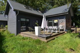 Gelegen op het domein "Keienven" in Wuustwezel, vlakbij de E19, winkels, openbaar vervoer, enz. treft men deze moderne comfortabele "chalet" op een perceel van ca. 170m². De "chalet" is voorzien van een ruime open leefruimte, geïnstalleerde keuken met alle benodigdheden, 3 slaapkamers waarvan er 1 momenteel dienst doet als bureau maar eventueel ook kan omgebouwd naar een dressing, een douchekamer met wasmeubel en douche, een 1ste verdieping/mezzanine met op het verdieping gedeelte 1 ruime slaapkamer en een open leefruimte op het mezzanine gedeelte (mogelijkheid extra/4de slaapkamer), een gastentoilet, ruim terras en 1 buiten parkeerplaats >>> Contacteer ons vandaag nog voor meer info, een bezichtiging en/of een GRATIS vrijblijvende schatting van Uw eigendom! Wij zijn telefonisch 7/7 bereikbaar 03/667 77 95 <<<