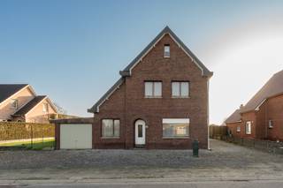 Bent u op zoek naar een woning met karakter, ruimte en een uitzonderlijke ligging? Dan is deze te renoveren woning aan de Waubergstraat 35 te...