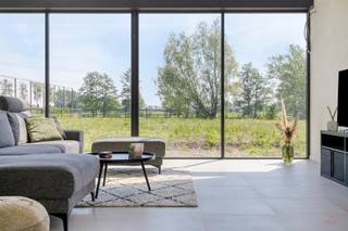 Unieke hedendaagse hoeve op toplocatie in ZulteOp een perceel van 4.759 m² bevindt zich deze energiezuinige, hedendaagse hoeve met een bewoonbare...