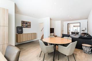 Met haar stijlvolle renovatie, ruime en praktische indeling, drie slaapkamers, gunstige EPC-score en vooral haar TOPligging aan de Guldensporenlaan, nabij centrum Lier alsook het natuurgebied en het station, is deze woning misschien wel uw droomwoning!<br /><br />De woning is te betreden via de inkomhal die uitgeeft op de ruime en lichtrijke woonkamer. Vanuit de woonkamer bereiken we de eetkamer met open keuken. <br />Deze keuken is volledig geïnstalleerd en geniet van een aangenaam binnen-buiten gevoel door het grote schuifraam naar het terras en de groene tuin. <br />Verder op het gelijkvloers is er nog een aparte hal te bereiken via de woonkamer, dewelke toegang geeft aan het toilet en de trap naar de kelder. <br /><br />De stijlvolle en praktische eigenschappen van deze woning worden ook op de eerste verdieping gehanteerd. <br />Vanuit de ruime en lichte nachthal bereiken we eerst de master bedroom (13m²) dewelke voorzien is van airco, rolluiken en een en-suite badkamer met dubbele lavabo en inloopdouche. <br />Naast de 2 andere slaapkamers (12,5m² / 8,5m²) is er ook een aparte badkamer met lavabo en inloopdouche. <br />Verder op de eerste verdieping is er nog een apart toilet alsook een handige technische berging met aansluitingen voor wasmachine en droogkast. <br /><br />Ten slotte beschikt de woning over een aangename groene tuin met tuinhuis en een ruime kelder.<br /><br />Troeven woning:<br />* 3 slaapkamers<br />* Toplocatie nabij centrum Lier, het station & het natuurgebied<br />* Lichtrijk en stijlvol gerenoveerd<br />* Instapklaar<br />* Voorzien van een terras<br />* EPC label A<br />* Voldoende parking aanwezig op straat<br /><br />Interesse in deze instapklare woning? Contacteer ons via 03 337 50 70 of info@vbvastgoed.be voor meer info of een bezoek ter plaatse.