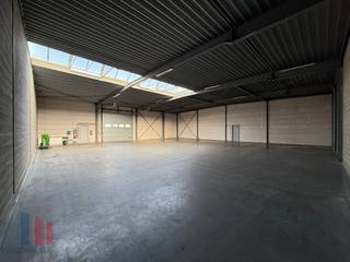 Uitstekend gelegen gerenoveerd magazijn van 490 m² te huur, op slechts 400 meter van de Steenweg Deinze, met een directe aansluiting op de N60...