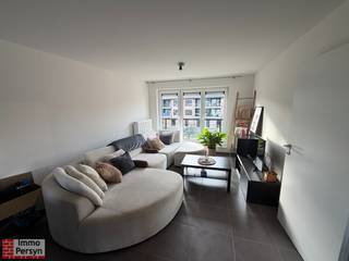 Gezellig en comfortabel wonen in het hart van Halen? Dit charmante appartement op de tweede verdieping is gelegen op een absolute toplocatie in het centrum van Halen, op een steenworp van de gezellige Markt met al haar winkels, terrasjes en voorzieningen.<br />Dankzij de aanwezige lift in het gebouw is de woning bovendien uitstekend en vlot bereikbaar. De leefruimte vormt één mooi geheel met de open keuken, wat zorgt voor een heel ruimtelijk gevoel. Aan de achterzijde van het appartement bevindt zich het gezellige terras.<br />Het appartement heeft twee slaapkamers, badkamer en een apart toilet. Bovendien beschik je over een ondergrondse autostaanplaats zodat parkeren geen probleem vormt, een kelderberging zorgt hier voor extra opslagruimte.<br /><br /><strong><u>Indeling:<br />tweede verdieping;</u></strong> Inkomhal, apart toilet, technische ruimte, leefruimte met open keuken en terras, 2 slaapkamers, badkamer met bad-douche<br /><strong><u>kelder:</u></strong> autostaanplaats, kelderberging<br /><br />Gemeenschappelijke kosten bedragen 60.00 euro per maand<br /><br />Is jouw interesse gewekt? Neem dan zeker contact met ons op via 013 444 008 of verhuur@immopersyn.be
