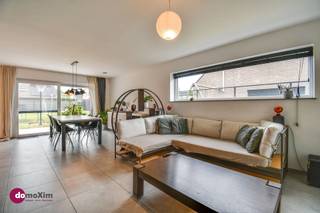 <p><span>Mooie halfopen, recente woning met 3 slaapkamers in Hever</span></p><p><span> </span></p><p><span>Wil je wonen in een rustige woonwijk in een doodlopende straat? Twijfel dan niet en neem een kijkje in deze woning! </span></p><p><span> </span></p><p><span>Via de inkomhal, met apart toilet en ingemaakte vestiaire, kom je in de lichtrijke, open woonkamer met zit- en eetgedeelte. De open keuken is voorzien van alle comfort, koken wordt dus een plezier. Aansluitend aan de keuken heb je de inpandige garage met plaats voor een berging (met aansluiting voor wasmachine/droogkast).</span></p><p><span> </span></p><p><span>Via de trap naar de eerste verdieping, waar je beschikt over 3 ruime slaapkamers. Daarnaast is er een ruime badkamer aanwezig met dubbele wastafel, bad & inloopdouche. Op de nachthal is er nog een extra toilet aanwezig. </span></p><p><span> </span></p><p><span>Op de zolder kan je makkelijk dingen stockeren. </span></p><p><span> </span></p><p><span>Genieten kan je zonder meer in de tuin of op het terras.</span></p><p><span> </span></p><p><span>De woning is gelegen in een recente woonwijk waar het rustig en gezellig vertoeven is. Daarnaast is alles binnen handbereik (winkels, scholen, openbaar vervoer, ...) en beschik je over een vlotte verbinding naar Mechelen, Leuven, Antwerpen en Brussel.</span></p><p><span> </span></p><p><span>Spreekt deze woning jou ook aan? Aarzel dan niet om ons te contacteren!</span></p><p><span> </span></p><p><span>015 20 36 00 - <span>info@domoxim.be</span></span><span> </span></p><p><span> </span></p><p><span>domoXim. Waar dromen thuis komen!</span></p><p><span> </span></p><p><span>Ook de waarde van je </span><span>eigen</span><span> woning kennen? Wij geven je graag advies.</span></p>