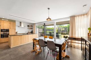 <p>Moderne halfopen bebouwing in een residentiële buurt in Zulte.</p>
<p> </p>
<p>Deze recente woning uit 2020 combineert hedendaags wooncomfort met een energiezuinig karakter dankzij het uitstekende EPC-label A+. De woning biedt een ruime en praktische indeling met 3 volwaardige slaapkamers, ideaal voor gezinnen of wie extra ruimte zoekt. De zuidgerichte tuin van 140 m² geniet van een aangenaam groen zicht. Dankzij de residentiële ligging woon je hier rustig, met een vlotte verbinding naar het centrum van Zulte en omliggende gemeenten. Een instapklare woning waar comfort, ruimte en duurzaamheid centraal staan.</p>
<p> </p>
<p>• Inkomhal met toegang tot de leefruimte<br />• Lichtrijke living met zicht op de tuin<br />• Volledig geïnstalleerde keuken met praktische indeling<br />• Berging en wasplaats voor extra opbergruimte<br />• Apart toilet boven en beneden<br />• 3 volwaardige slaapkamers<br />• Badkamer met alle nodige comfort<br />• Zuidgerichte tuin van 140 m² met groen zicht<br />• Tuinhuis voor bijkomende opslag<br />• Plaats voor 2 wagens</p>
<p> </p>
<p>• Recente BEN-woning met energiezuinig EPC-label A+<br />• Zuidgerichte tuin met open groen zicht<br />• Ruime indeling met 3 volwaardige slaapkamers</p>
<p> </p>
<p>Neem vandaag nog contact op met je ERA-makelaar voor een bezoek.</p>
<p> </p>
<p>JOUW DROOMHUIS. ZO GEVONDEN!</p>