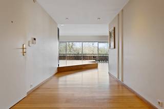 This spacious and light-filled apartment is located on the fourth floor of a corner building overlooking the beautiful Prins Albertpark,...