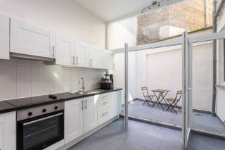 In een kleinschalig gebouw, op een bijzonder gegeerde locatie vlak bij de Marnixplaats, bevindt zich dit aangename gelijkvloers appartement. De Vrijheidstraat is een rustige zijstraat van de Marnixplaats en combineert een centrale ligging met de levendige sfeer van het Zuid.<br /><br />De lichtrijke leefruimte biedt plaats voor een comfortabele zithoek en een eetgedeelte en sluit naadloos aan op de open keuken. Vanuit de keuken is er rechtstreeks toegang tot het aangename stadskoertje, een fijne buitenruimte die zich uitstekend leent voor een rustig moment in de buitenlucht.<br /><br />Aan de voorzijde van het appartement bevindt zich de ruime slaapkamer. Achteraan is er nog een aparte ruimte die flexibel kan worden ingevuld, bijvoorbeeld als bureau of extra bergruimte. Daarnaast bevindt zich de badkamer, uitgerust met een douche en toilet.<br /><br />Op de eerste verdieping is er een gemeenschappelijke wasruimte ter beschikking van alle bewoners van het gebouw.<br /><br />Een charmant en praktisch appartement op een centrale locatie, op wandelafstand van de Marnixplaats, het Zuid en tal van gezellige cafés, restaurants en lokale handelszaken.<br /><br />Huurprijs: 950 EUR/maand<br />Alg. kosten: 55 EUR/maand<br />Beschikbaarheid: 01/10/2026<br /><br />Interesse?<br />Contacteer LISTED voor een bezoek: +32 3 283 51 51.