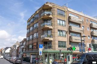 Centraal gelegen hoekappartement op de 4de verdieping, met slechts één appartement per verdieping. Dankzij de hoekligging geniet het appartement van veel natuurlijke lichtinval en een aangenaam zijdelings zeezicht.Het appartement omvat een inkomhal, een ruime leefruimte, keuken, 2 slaapkamers en een badkamer met plaats voor een wasmachine. Een belangrijke troef is het zonnige terras met zeezicht, ideaal om in alle rust van de zon en de kustsfeer te genieten.Daarnaast beschikt het appartement over een privatieve kelder.Een appartement met bijzonder veel potentieel op een absolute toplocatie. Mits enkele verfrissingswerken maakt u hiervan een heerlijke vaste woonst, tweede verblijf of interessante vastgoedinvestering.