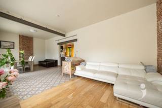 <p><span>Op zoek naar een ruime woing met een centrale ligging in Haacht? Dan is deze instapklare woning zeker een bezoek waard.</span></p><p><span> </span></p><p><span>Op het gelijkvloers geniet u van een lichtrijke leefruimte met zithoek en eetplaats. Aansluitend is er een functionele keuken met gasvuur, wastafel en voldoende kastruimte. Naast de keuken is er nog een praktische bijkeuken/wasplaats en een gastentoilet. </span></p><p><span> </span></p><p><span>De eerste verdieping telt drie zeer ruime slaapkamers met een authentieke houten vloer. Verder is er een badkamer met bad-douchecombinatie, wastafel en een tweede toilet. De ruime zolderverdieping biedt bovendien de mogelijkheid om extra kamers te creëren. Daarnaast beschikt de woning over een kelder, ideaal als stockageruimte, en een extra buitenberging.</span></p><p><span> </span></p><p><span>Buiten geniet u van een binnenkoer/terras.</span></p><p><span> </span></p><p><span>De woning werd reeds uitgerust met hoogrendementsbeglazing en de elektriciteit is conform. De woning is momenteel verhuurd.</span></p><p><span> </span></p><p><span>Interesse in deze woning? Contacteer ons op 016 15 31 15 of info@immolivit.be</span></p><p><span> </span></p><p><span> </span></p>