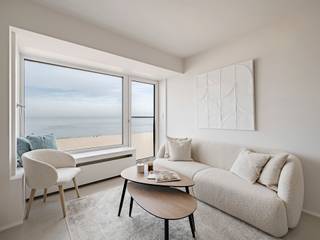 Sfeervol en lichtrijk twee slaapkamer appartement van 60 m2 met adembenemend frontaal zeezicht en terras, gelegen op de zeedijk van...