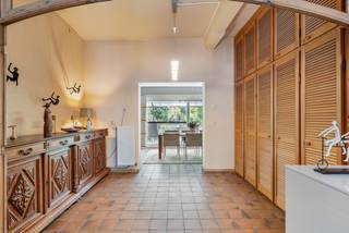 <p><strong>🏡 Ruime gezinswoning met een aparte praktijkruimte op een opp van 6a85ca ✨</strong><br /><br />Bent u op zoek naar een woning met uitstraling, ruimte én een unieke combinatie van wonen en werken?<br />Dan is dit karaktervolle herenhuis in Geel absoluut een bezoek waard.<br /><br />Deze prachtige eigendom combineert authentieke charme met hedendaags comfort.<br />Naast een ruime gezinswoning beschikt dit pand over een aparte praktijkruimte met tal van mogelijkheden.<br />De combinatie van een gunstig EPC B-label, <u>13 zonnepanelen</u>, aardgasverwarming en een aanwezige laadpaal zorgt voor een comfortabele, energiezuinige en toekomstgerichte woning.<br /><br />De woning en praktijkruimte beschikken over een aparte inkom, waardoor ze flexibel kunnen worden ingericht voor professioneel gebruik, cohousing of een andere persoonlijke invulling.<br /><br />De authentieke elementen, ruime kamers en praktische indeling maken deze eigendom bijzonder veelzijdig.<br /><br /><em><strong>🏠 Een woning met karakter en sfeer</strong></em><br /><br />Via de inkomhal met authentieke houten plankenwand betreedt u deze charmante woning.<br />De houten trap naar de bovenverdieping benadrukt meteen het karakter en de warme uitstraling van het pand.<br /><br />De leefruimte bestaat uit een gezellige woonkamer en een aparte eetkamer waar ruimte en sfeer centraal staan.<br />De aanwezige houtkachel zorgt voor extra gezelligheid en een warme uitstraling tijdens de koudere maanden.<br /><br />Aansluitend bevindt zich de volledig ingebouwde keuken met veel kastruimte.<br />De keuken is uitgerust met kwalitatieve toestellen zoals een Bosch combi-oven, Zanussi microgolf, Bosch inductiekookplaat en een Miele vaatwasser.<br /><br />De eetkamer en keuken geven rechtstreeks toegang tot de tuin, waardoor binnen- en buitenleven mooi met elkaar verbonden worden. 🌿<br /><br />In het verlengde van de eetkamer bevindt zich een extra ruimte die momenteel ingericht is als bureau en/of speelruimte.<br /><br />De authentieke balken zorgen hier voor een extra karaktervolle uitstraling.<br /><br /><em><strong>🌳 Genieten van een gezellige groene tuin</strong></em><br /><br />Achteraan de woning bevindt zich een volledig aangelegde en groene tuin waar u in alle rust kan genieten.<br /><br />Het terras beschikt over een open constructie waardoor een gedeelte overdekt is.<br />Hierdoor kan u ook bij minder mooi weer comfortabel buiten zitten.<br /><br />Via de achterliggende poort is de tuin bereikbaar met de fiets, wat zorgt voor extra praktisch gemak.<br /><br /><strong><em>🛏️ </em> Ruime slaapkamers, badkamer en extra uitbreidingsmogelijkheden</strong><br /><br />Op de eerste verdieping bevinden zich drie ruime slaapkamers.<br /><br />De badkamer is volledig ingericht en afgewerkt met een novilon vloer.<br />Deze beschikt over een douchecabine, hoekbad, dubbele lavabo en toilet.<br /><br />Via de vaste houten trap bereikt u de grote afgewerkte zolderverdieping.<br />Dankzij de aanwezige Velux ramen geniet deze ruimte van veel natuurlijk lichtinval.<br />De zolder biedt nog tal van mogelijkheden en kan ingericht worden als masterbedroom, hobbyruimte of speelhoek.<br /><br /><em><strong>🏢 Aparte praktijkruimte met tal van mogelijkheden</strong></em><br /><br />Naast het woongedeelte beschikt deze eigendom over een aparte praktijkruimte met een afzonderlijke inkom.<br />Momenteel is deze ruimte ingericht als wachtkamer, dokterspraktijk, extra consultatieruimte en een apart toilet.<br /><br />Dankzij de flexibele indeling kan deze ruimte volledig aangepast worden volgens uw eigen wensen.<br /><u>Denk hierbij aan een zelfstandige activiteit, kantoorruimte, atelier, praktijk, cohousing of ...</u>.<br /><br />Via de woning is er eveneens een doorgang naar het praktijkgedeelte, waardoor beide delen eenvoudig gecombineerd kunnen worden.<br /><br />Daarnaast beschikt de woning over een inpandige garage.<br />Via de garage is er toegang tot een extra zolderruimte boven de praktijk en garage, ideaal als bijkomende opslagruimte.<br /><br /><strong><u>⭐Een unieke eigendom met karakter en mogelijkheden die een karaktervolle gezinswoning, een groene tuin en een aparte praktijkruimte combineert.</u></strong><br /><br /><strong>📞 Interesse? Plan vandaag nog uw bezoek! 🏡</strong></p>
