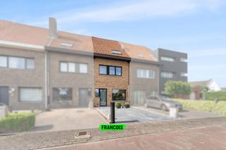 IMMO FRANCOIS MEETJESLAND PRESENTEERT Gentse Steenweg 191! <br /><br />WIJ VERWIJZEN U VOOR ALLE INFO &amp; DOCUMENTEN GRAAG DOOR NAAR ONZE WEBSITE: IMMOFRANCOIS.BE.<br /><br />WENST U EEN GRATIS EN VRIJBLIJVENDE VERKOOPSANALYSE MET WAARDEBEPALING VAN UW EIGENDOM? LOUIS KOMT GRAAG BIJ U LANGS!<br /><br />Op een bijzonder aangename locatie langs de Gentse Steenweg in Maldegem treffen we deze volledig gerenoveerde en instapklare woning. De woning geniet van een uitstekende bereikbaarheid dankzij de nabijheid van het centrum van Maldegem en de belangrijkste invalswegen, terwijl u hier toch kan genieten van een rustige woonomgeving.<br /><br />De voorbije jaren onderging de woning een grondige renovatie, waardoor ze vandaag voldoet aan de hedendaagse woonnormen. Dit vertaalt zich onder meer in een gunstig EPC en een conforme elektriciteitskeuring.<br /><br />Bij het binnenkomen valt meteen de aangename lichtinval op. De ruime leefruimte biedt plaats aan een comfortabele zit- en eethoek en sluit naadloos aan op de keuken met aparte eetplaats. Dankzij de open zichtlijnen en grote raampartijen geniet u hier de hele dag van een aangenaam ruimtegevoel. Op het gelijkvloers zorgt de vloerverwarming voor een aangename warmteverdeling en extra wooncomfort.<br /><br />Op de bovengelegen verdiepingen bevinden zich drie volwaardige slaapkamers en twee badkamers, wat deze woning bijzonder geschikt maakt voor gezinnen of wie graag over extra comfort beschikt. Bovendien zijn de slaapkamers uitgerust met airconditioning, waardoor ook tijdens warme zomerdagen een aangenaam binnenklimaat gegarandeerd blijft. <br /><br />Verder beschikt de woning over een zonnig terras waar het heerlijk vertoeven is tijdens de warmere maanden. Ook op technisch vlak werd aan comfort gedacht dankzij een centraal gestuurd elektriciteitssysteem met diverse comfortfuncties, wat bijdraagt aan een moderne en gebruiksvriendelijke woonervaring.<br /><br />Ook op vlak van parkeergelegenheid scoort deze eigendom uitstekend. Vooraan de woning bevindt zich een private autostandplaats, terwijl achteraan een ruime garage aanwezig is die bereikbaar is via een achtergelegen straatje. Daarnaast is er voldoende parkeermogelijkheid in de straat zelf.<br /><br />Kortom, een verzorgde en energiezuinige woning op een centrale locatie in Maldegem, volledig instapklaar en voorzien van alle hedendaagse comfort.<br /><br />Aarzel niet om contact op te nemen met Louis Van Zele van Immo Francois Meetjesland voor meer informatie of een bezoek.<br /><br />GRAAG ALS EERSTE OP DE HOOGTE VAN ONS AANBOD? 1) BEZORG ONS UW ZOEKVOORKEUREN EN WE HOUDEN CONTACT 2) VOLG @IMMOFRANCOISMEETJESLAND VIA INSTAGRAM<br /><br />