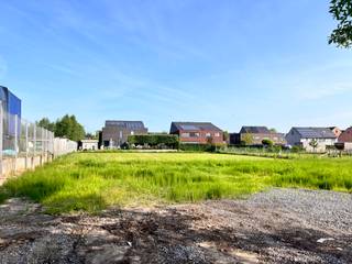 Bent u op zoek naar een bijzondere bouwgrond in het hart van Kruishoutem? Dit perceel biedt tal van mogelijkheden: één halfopen bebouwing met een...
