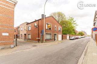 <h2><span>Instapklare gezinswoning met 3 slaapkamers, 2 badkamers en garage</span></h2>
<p><span>Bent u op zoek naar een instapklare woning waar ruimte, comfort en een rustige ligging hand in hand gaan? Dan is deze smaakvol gerenoveerde gezinswoning in Verrebroek absoluut een bezoek waard.</span></p>
<p><span>Deze verzorgde woning werd in 2022 grondig vernieuwd en biedt een hedendaags wooncomfort met een praktische indeling voor het hele gezin. Via de inkomhal betreedt u de aangename leefruimte die geniet van een mooie lichtinval en een gezellige sfeer. Aansluitend bevindt zich de volledig uitgeruste keuken, waar koken en samenzijn centraal staan.</span></p>
<p><span>Met maar liefst drie volwaardige slaapkamers en twee badkamers beschikt deze woning over alle ruimte die een gezin nodig heeft. De flexibele indeling maakt het bovendien mogelijk om een thuiswerkplek, hobbyruimte of logeerkamer te creëren.</span></p>
<p><span>Ook op technisch vlak scoort deze eigendom uitstekend. Zo beschikt de woning over conforme elektriciteit, airconditioning en tal van recente vernieuwingen die bijdragen aan een zorgeloze woonervaring.</span></p>
<p><span>De garage vormt een extra troef en biedt niet alleen plaats voor uw wagen, maar ook bijkomende bergruimte.</span></p>
<p><span>Gelegen in een rustige en aangename woonomgeving geniet u hier van de ideale combinatie tussen landelijk wonen en een vlotte bereikbaarheid. Winkels, scholen, openbaar vervoer en belangrijke verbindingswegen bevinden zich op korte afstand.</span></p>
<h3><span>Troeven:</span></h3>
<ul>
<li><span>Volledig gerenoveerd in 2022</span></li>
<li><span>Instapklaar</span></li>
<li><span>3 volwaardige slaapkamers</span></li>
<li><span>2 badkamers</span></li>
<li><span>Garage</span></li>
<li><span>Airconditioning</span></li>
<li><span>Conforme elektriciteit</span></li>
<li><span>Rustige ligging</span></li>
<li><span>Ideaal voor gezinnen</span></li>
</ul>
<p><span>Een woning waar u zonder zorgen uw intrek kunt nemen en onmiddellijk kunt genieten van alle comfort. Contacteer ons vandaag nog voor een bezoek ter plaatse.</span></p>
