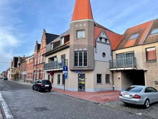 Vul uw aanvraag in via onderstaande link, telefonisch worden er geen aanvragen meer ingepland.<br />https://Vlaemynck.mijnhuurprofiel.be/property/9c6016ae-0e2f-444c-a4c6-a66cae2c30f6<br /><br />Perfect onderhouden en instapklaar duplex-appartement in het centrum van Ruiselede met drie slaapkamers en autostaanplaats. Het appartement is gelegen in Residentie "De Zwaan" en bereikbaar via de trap. <br /><br />Indeling van het appartement:<br />Op de eerste verdieping: inkom met gastentoilet en berging, lichtrijke leefruimte met open, geïnstalleerde keuken en toegang tot balkon.<br />Op de tweede verdieping: nachthal, badkamer met ligbad, douche, toilet en lavabomeubel en 3 slaapkamers.<br /><br />Autostaanplaats inbegrepen in de huurprijs.<br />De maandelijkse syndickosten bedragen € 40.<br /><br />Beschikbaar in overleg.<br /><br />Troeven:<br />- Centraal gelegen<br />- Gunstig EPC<br />- Drie slaapkamers <br /><br />Plan uw afspraak via het 'Huurdersprofiel'.