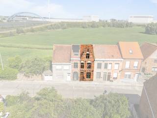 Op zoek naar een renovatieproject op een bijzondere locatie? Deze woning in het charmante Zwankendamme, tussen Lissewege en het strand van Zeebrugge, biedt een unieke kans voor wie zijn droomwoning volledig naar eigen smaak wil creëren.<br />De woning dient grondig gerenoveerd te worden en vraagt een totaalrenovatie, van dak en technieken tot keuken, badkamer en afwerking. Een uitdagend project, maar eentje met enorm veel potentieel.<br />De echte troef bevindt zich achteraan: hier kan een aangenaam terras worden aangelegd met uitzicht op het water, het omliggende groen en de uitgestrekte poldervelden. Een zeldzame combinatie van rust, natuur en open ruimte.<br />Naast de mooie ligging onderscheidt deze woning zich door haar erfgoedwaarde. De authentieke trapgevel met sierankers en gevelstenen zorgt voor een karaktervolle uitstraling die vandaag nog zelden wordt gevonden. Een uniek renovatieproject voor wie charme en authenticiteit weet te waarderen.<br />Zwankendamme is een rustig en landelijk dorp met een authentiek karakter, ideaal voor wie houdt van een groene woonomgeving zonder in te boeten aan bereikbaarheid. Het strand van Zeebrugge bevindt zich op korte afstand en ook het historische witte dorp Lissewege ligt vlakbij. <br /><br />Bent u op zoek naar een woning die u volledig naar uw hand kunt zetten op een verrassend mooie locatie? Dan is dit pand beslist een bezoek waard.<br />Kom de mogelijkheden ontdekken en plan vandaag nog uw bezoek.<br />Ref. V517<br /> 