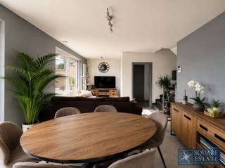 <p><span>Square Estate stelt u dit prachtige duplex appartement te huur voor, gelegen in een recente residentie in Wemmel, in een bijzonder rustige en aangename omgeving.</span></p><p><span>Het gebouw bevindt zich in een doodlopende straat, helemaal achteraan in een rustige zijstraat, ver weg van verkeer en geluidshinder. Het appartement is gelegen aan de achterzijde van het gebouw en kijkt dus niet uit op de straat. Het mooie terras biedt een aangenaam en open uitzicht op de omliggende velden en groene zones, wat zorgt voor een bijzonder rustige en groene leefomgeving.</span></p><p><span>Het duplex appartement is als volgt ingedeeld: een inkomhal met apart toilet, een ruime en lichtrijke woonkamer met open en volledig uitgeruste keuken, een wasruimte, twee slaapkamers, een ruime dressing en een badkamer uitgerust met zowel een ligbad als een douche.</span></p><p><span>Het appartement beschikt bovendien over een derde verdieping met een grote extra ruimte. Deze werd voordien ingericht als fitnessruimte en biedt tal van mogelijkheden afhankelijk van uw behoeften: bergruimte, bureau, speelkamer, ontspanningsruimte of extra polyvalente kamer.</span></p><p><span>De woning beschikt tevens over een privatieve kelder. De aanwezige zonwering en verlichtingsarmaturen blijven in het appartement, wat extra comfort biedt voor de toekomstige bewoners.</span></p><p><span>Een parkeerplaats is eveneens inbegrepen in de huurprijs.</span></p><p><span>Een van de belangrijkste troeven van dit appartement is de ideale ligging: u geniet van een uiterst rustige residentiële omgeving en bevindt zich tegelijk op korte afstand van alle voorzieningen. Scholen, het gemeentehuis, de bibliotheek, het openbaar vervoer, handelszaken en verschillende winkels bevinden zich in de nabije omgeving. Ook Brussel is vlot en snel bereikbaar, waardoor dit appartement een uitstekende combinatie biedt van rust, groen en bereikbaarheid.</span></p><p><span>De huurprijs bedraagt 1.450 per maand, vermeerderd met 125 aan lasten, inclusief de gemeenschappelijke kosten en het gebruik van regenwater.</span></p><p><span>Voor meer informatie of om een bezoek in te plannen, kunt u contact met ons opnemen via 02/460.42.01 of via <span>info@square-estate.be</span></span></p>