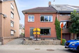 <p><span>Op een uitstekende locatie in Leuven, vlak bij winkels, scholen, openbaar vervoer en andere voorzieningen, bevindt zich deze goed onderhouden halfopen bebouwing op een perceel van 3a 78ca.</span></p>
<p><span>De woning werd gebouwd in 1971 en is doorheen de jaren met veel zorg onderhouden. Met een bewoonbare oppervlakte van circa 159 m² biedt ze heel wat ruimte en mogelijkheden voor wie op zoek is naar een solide woning die volledig naar eigen smaak kan worden ingericht en gemoderniseerd.</span></p>
<p><span>Dankzij de betonnen welfsels beschikt de woning over een degelijke en duurzame constructie. Het huidige EPC-label F maakt energetische renovatie noodzakelijk, maar biedt tegelijk een mooie opportuniteit om de woning grondig te vernieuwen en af te stemmen op de hedendaagse woonnormen en persoonlijke wensen.</span></p>
<p><span>De combinatie van een sterke basisconstructie, een praktische bewoonbare oppervlakte, een aangenaam perceel en vooral de uitstekende ligging maakt van deze woning een interessante opportuniteit voor zowel gezinnen als renovatieliefhebbers.</span></p>
<p><span>Een woning met potentieel op een bijzonder gunstige locatie in Leuven!</span></p>