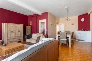 Op zoek naar een appartement met nét dat tikkeltje meer ruimte? Dit goed onderhouden appartement op de derde verdieping combineert een aangename leefruimte met een praktische indeling én een terras.<br /><br />Via de inkomhal met bergruimte kom je in de ruime leefruimte, waar voldoende plaats is voor een gezellige zithoek en eettafel. De aparte keuken vind je achteraan en is mooi afgescheiden van de leefruimte. Verder beschikt het appartement over een ruime slaapkamer, een badkamer, apart toilet en een handige bergruimte.<br /><br />Ook buiten kan je genieten: het appartement beschikt over een terras, ideaal voor een koffietje in de ochtend of een aperitiefje na een lange dag.<br /><br />Het appartement bevindt zich op de derde verdieping van een verzorgd gebouw met lift en is doorheen de jaren steeds goed onderhouden. In de kelder is een bergruimte voorzien.<br /><br />Tevens is er de mogelijkheid om de huur van een garage over te nemen.<br /><br />Interesse? Maak dan snel een afspraak via info@jamar.immo of ‭03 435 31 33‬.<br />Vg, Wg, gmo, Gvkr, gvv, geen overstromingsgevoelig gebied