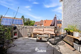 Deze hoekwoning werd in 2020 gerenoveerd en biedt de perfecte combinatie van comfort, ruimte en een uitstekende bereikbaarheid. Gelegen op slechts enkele minuten van het bruisende centrum van Brugge geniet u hier van een rustige woonomgeving met alle voorzieningen binnen handbereik.<br /><br />Bij het binnenkomen wordt u verwelkomd in een lichtrijke leefruimte die naadloos overgaat in de open eetruimte en de volledig geïnstalleerde keuken. De keuken is uitgerust met een elektrische oven, kookplaat, dampkap, koelkast, wijnkoelkast, spoelbak en vaatwasser, waardoor u over alle comfort beschikt voor het dagelijkse leven. De hoge plafonds en lichtkoepels creëren een extra gevoel van ruimte. Aansluitend bevindt zich een praktische badkamer met inloopdouche, lavabo en toilet.<br />Via de garage heeft u bovendien toegang tot de kelder.<br /><br />Op de eerste verdieping vindt u een ruime slaapkamer, dressing en een tweede, comfortabele badkamer voorzien van een dubbele lavabo, een inloopdouche, een ligbad en een toilet. De aanwezigheid van twee badkamers zorgt voor extra comfort en maakt de woning bijzonder geschikt voor gezinnen of voor wie graag over extra ruimte beschikt. Daarnaast heeft u vanaf de eerste verdieping toegang tot een ruim, zonnig dakterras.<br /><br />De tweede verdieping beschikt over twee bijkomende slaapkamers.<br /><br />Dankzij de recente renovatie beschikt de woning over een EPC-label C en een conforme elektrische installatie, wat bijdraagt aan het zorgeloze karakter van deze eigendom.<br /><br />Het pand is momenteel verhuurd. <br /><br /><strong>Ook wild geworden van deze thuis?<br />Twijfel niet langer en leg vandaag nog uw bezoek vast!</strong>