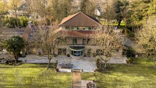 Verscholen op een uitzonderlijk perceel van 6.426 m² in De Pinte bevindt zich deze riante villa waar ruimte, privacy en comfort centraal staan.Een...