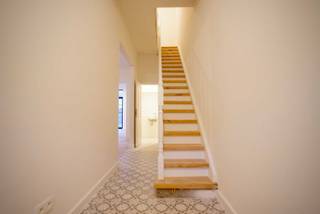 Ruim gerenoveerd herenhuis op topligging in Berchem<br /><br />Riant, duurzaam gerenoveerd herenhuis op topligging in Berchem<br /><br />Op een steenworp van Berchem station, tussen het levendige Zurenborg en het groene Te Boelaarpark, ligt dit uitzonderlijke herenhuis op Bacchuslaan nummer 11. Een plek waar stadse dynamiek en rustige woonkwaliteit perfect in balans zijn. Hier woon je in een charmante buurt met fijne buren, leuke cafés en restaurants om de hoek, veel jonge gezinnen en een uitstekende bereikbaarheid — vlak bij een invalswegen, maar heerlijk stil.<br /><br />Achter de elegante gevel schuilt een volledig gerenoveerde woning van maar liefst 245 m² bewoonbare oppervlakte, afgewerkt met hoogwaardige materialen en doordacht verbouwd alsof het voor eigen gebruik was. Geen snelle make-over, maar een duurzame totaalrenovatie met oog op de toekomst.<br /><br />De woning biedt ruimte in overvloed: mogelijkheid tot zes slaapkamers, met dressing, twee badkamers, en een droge, volwaardige kelder van 50 m² die tal van mogelijkheden biedt (opslag, wijnkelder…). Buiten geniet je van een gezellige stadstuin van 40 m², perfect voor lange zomeravonden, spelende kinderen of een rustige koffiepauze.<br /><br />De keuken werd nog niet geplaatst, maar alle aansluitingen zijn voorzien. Zo krijgt de toekomstige eigenaar de vrijheid om hier volledig zijn of haar eigen droomkeuken te realiseren — zonder compromissen.<br /><br />Comfort en energiezuinigheid stonden centraal tijdens de renovatie:<br />volledig geïsoleerd langs de buitengevel volgens hedendaagse normen<br /><br />- Overal nieuwe ramen met hoogrendements-glas<br />- Vloerverwarming de keuken en badkamers<br />- Zonnepanelen<br />- Warmtepomp-ready<br />- Indeling naar wens in te vullen of aan te passen op termijn<br /><br />Kortom: een woning die niet alleen vandaag indruk maakt, maar ook klaar is voor morgen. Licht, ruimte, rust, kwaliteit en een topligging — zeldzaam in deze combinatie.