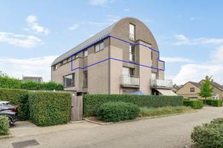 Gelegen in Boom biedt het duplexappartement aan Gauwberg 1 een uitstekende combinatie van comfort en functionaliteit. Het vastgoed beschikt over drie slaapkamers en twee volledig uitgeruste badkamers, waardoor het zich perfect leent voor gezinnen of kopers die op zoek zijn naar ruime woonmogelijkheden. Indeling: Hal, douchekamer, toilet, twee slaapkamers, leefruimte met aparte open ingerichte keuken. Duplexverdiep. Slaapkamer, grote badkamer en wasberging. De meeste ruimtes van het appartement zijn voorzien van airco. Het gebouw is voorzien van een lift en een aparte zolderberging, die extra opbergruimte biedt. Het terras vormt een waardevolle en zonnige buitenruimte. De omgeving kenmerkt zich door een rustige en groene setting( De Schorre) , met gemakkelijke toegang tot lokale voorzieningen zoals scholen, winkels en openbaar vervoer. Deze locatie biedt een goede balans tussen wooncomfort en praktische bereikbaarheid, waardoor het een aantrekkelijke optie is voor potentiële kopers die op zoek zijn naar een kwalitatief hoogwaardig vastgoed in een gunstige buurt. Het appartement heeft een Epc B en een conforme elektrische installatie.