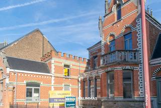 VALIMMAS verhuurt dit comfortabel ingericht appartement (± 50m² + zolder/technische ruimte) met kelder en desgewenst een autostandplaats, in een statige en gerenoveerde herenwoning in het centrum van Asse.
Dit instapklare appartement bestaat uit een living met open ingerichte keuken, een dressing en wasplaats, een badkamer met douche, een ruime slaapkamer, en een zolder/technische ruimte die als extra berging dienstig kan zijn. Inclusief een kelder (± 4m²). Een autostandplaats achter het gebouw is optioneel en mits € 65/maand (en voor zover nog beschikbaar).
Individuele tellers en CV op aardgas, ventilatiesysteem, parlofoon,... . Energiezuinig, EPC slechts 169 kWh/m² = label B.
Gelegen in volle centrum, tussen het Gemeenteplein en het station, in de directe nabijheid van openbaar vervoer, scholen, winkels, park, sportcomplex,...
+++
Bezoekmoment inplannen? Dat kan eenvoudig via onze website www.valimmas.be. Klik vervolgens op de blauwe knop "BEZOEK DIT PAND" bij het pand van je keuze. Let op: afspraken maken kan enkel nog online.
+++