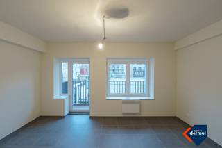 Dit zeer mooie en lichtrijke appartement gelegen in hartje Oostende heeft één slaapkamer. Het appartement beschikt over een ruime woonkamer met veel lichtinval. Er is een volledig geïnstalleerde keuken aanwezig die voorzien is van een dampkap, kookplaat, koelkast met diepvriesvakje, oven, vaatwasser en aansluiting voor de wasmachine. De badkamer is voorzien van een douche en een lavabomeubel. Het toilet is afzonderlijk. Dit appartement is onmiddellijk vrij. Het appartement heeft een huurprijs van 680 euro per maand aangevuld met een voorschot van 45 euro voor de algemene onkosten. Ben je geïnteresseerd in dit pand te huur in Oostende? Ga naar de website www.dermul.be, klik op het pand dat je wenst te huren. Via de knop "ik heb interesse" vragen we u kort een profiel in te vullen. Daarna nemen we contact op voor een bezoek. Telefonisch kunnen er geen afspraken gemaakt worden.