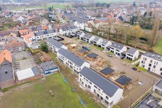 Ontdek deze hedendaagse gesloten bebouwing met een doordachte indeling en kwalitatieve afwerking. De inkomhal leidt naar een lichtrijke leefruimte met open keuken – ideaal voor gezellige familiemomenten. Verder vind je op het gelijkvloers een praktische wasplaats en een apart gastentoilet.<br />Boven zijn er drie comfortabele slaapkamers, waaronder een master bedroom met aparte dressing. De badkamer is uitgerust met een inloopdouche én ligbad – een combinatie van luxe en comfort.<br /><u>Extra handig</u>: via de carport heb je directe toegang tot de tuin, zodat je bijvoorbeeld je fiets eenvoudig in het tuinhuis kunt plaatsen zonder door de woning te gaan. De carport, het tuinhuis én de tuinomheining zijn inbegrepen in de prijs.<br />De zolder, bereikbaar via een zolderluik (of met vaste trap mits meerprijs), biedt extra bergruimte.<br />Je kiest zelf de afwerking binnen het voorziene budget, helemaal volgens jouw stijl en wensen.<br />Interesse? Contacteer <strong>Ewout</strong> via <strong>0497 588 888</strong> of mail naar <strong>contact@huysmanbouw.be.</strong>