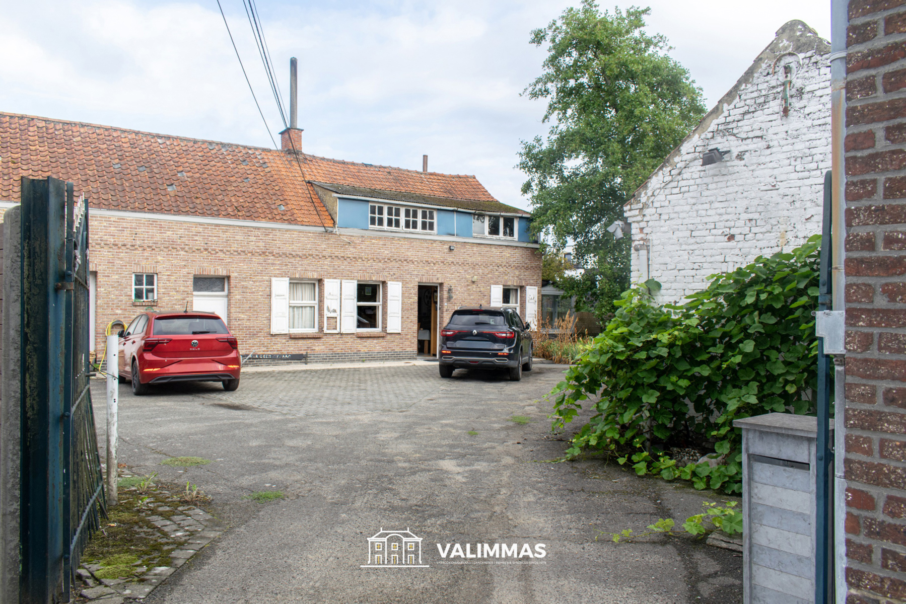 Ruime, nog te renoveren hoeve met tuin, garage & bijgebouwen - foto 4
