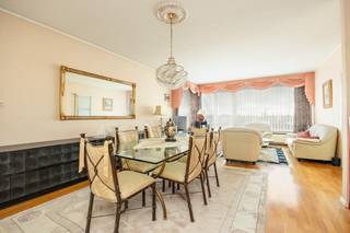 Op een centrale en residentiële ligging in Deurne, aan de Ruggeveldlaan, bevindt zich dit ruime appartement van ca. 96 m² op de 5de en bovenste verdieping van een verzorgd appartementsgebouw. Dankzij de combinatie van een aangename woonoppervlakte, twee slaapkamers, een terras, lift en kelder biedt dit appartement een mooie basis voor wie comfortabel en centraal wil wonen.<br /><br />Via de inkomhal krijgt u toegang tot de verschillende leefruimtes. De leef- en eetruimte is zeer lichtrijk dankzij de grote raam in de voorgevel en de raam in de zijgevel die bovendien zorgen voor een uitzonderlijk mooi uitzicht. Aansluitend bevindt zich de keuken, praktisch ingericht en voorzien van de nodige voorzieningen.<br />Het appartement beschikt over twee slaapkamers waarvan één toegang biedt tot een terras zonder inkijk. Daarnaast zijn er een badkamer voorzien van bad en lavabomeubel en afzonderlijk toilet aanwezig.<br />Het appartement beschikt tevens over een privékelder, ideaal als stockageruimte.<br /><br />Comfort &amp; energie<br />Het appartement is uitgerust met PVC-ramen met dubbele beglazing. In 2019 werd het dak gerenoveerd, in oktober 2026 worden de spouwmuren geïsoleerd wat het appartement naar een EPC C-label zal brengen. Daarnaast zijn er gemeenschappelijke zonnepanelen aanwezig.<br />De verwarming gebeurt via een collectieve mazoutinstallatie. <br /><br />Centrale ligging<br />De ligging op wandelafstand van het Rivierenhof is bijzonder praktisch. In de onmiddellijke omgeving vindt u winkels, horeca en dagelijkse voorzieningen. Zo bevindt Colruyt  zich net aan de overkant van de straat. In de buurt zijn bovendien verschillende horecazaken en cafés gelegen.<br /><br />Troeven op een rij:<br />ca. 96 m² bewoonbare oppervlakte<br />2 slaapkamers<br />5de en bovenste verdieping<br />Lift aanwezig<br />Terras van ca. 4 m²<br />Privékelder<br />PVC-ramen met dubbele beglazing<br />EPC-label D (vanaf november EPC C dankzij spouwisolatie)<br />Dakrenovatie in 2019<br />Gemeenschappelijke zonnepanelen<br />Centrale ligging<br />Winkels, horeca en voorzieningen in de nabije omgeving<br /><br /><br />Het grondplan, het EPC en het asbestattest kan u reeds bekijken via de Wellimmo-site ('documenten')<br /><br />📩 Meer info of een bezoek: info@wellimmo.net<br />📞 03/225 00 68 <br /><br /> 