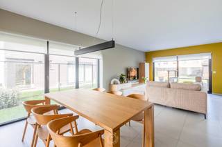 Deze prachtige halfopen nieuwbouwwoning is gelegen in een rustige, doodlopende straat binnen een recente en kindvriendelijke woonwijk, omringd...