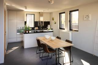 In de www.emiledancolaan6.be (url kopiëren en plakken indien doorklikken niet lukt) in Antwerpen stellen we jou graag dit huiselijk appartement INCLUSIEF garagebox voor. Het appartement van 158 m² beschikt over een aangename living en leefkeuken, 3 slaapkamers (nu 2 + dressing), badkamer, douchekamer, 2 afzonderlijke toiletten en 2 grote bergingen.<br /><br />Hier geniet je in alle privacy van een mooi dakterras en -tuin evenals van een sauna. Naast de garagebox is er nog een kelderberging begrepen. De ligging, tussen het Middenvijverpark en het water van het Galgenweel, is top evenals de verbinding met het centrum.<br /><br />HOMERUN: Op zaterdag 25 april ben je van harte welkom op de Homerun van deze woning. Via www.emiledancolaan6.be kan je een afspraak inplannen. Eveneens via de website verneem je veel meer, zoals een uitgebreide omschrijving, foto's, 360° rondgang, documenten, …  <br /> 
<div>KICK-OFF PRIJS: De vermelde prijs is een Kick-Off prijs waarop een eenmalig bod kan uitgebracht worden (zowel boven als onder de Kick-Off prijs). Dankzij het kwaliteitslabel van Henry Houser ben je zeker dat de biedingen correct verlopen zonder dat er een opbodspel gehouden wordt!</div>
 

<div>EXTRA BEZOEK: Mocht je op 25 april niet vrij zijn, geef dan gerust een belletje om een afspraak in te plannen op een ander moment.</div>
 

<div>Groeten, Hendrik van Henry Houser.</div>