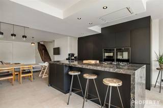 Maison mitoyenne semi-ouverte, prête à emménager, située dans un quartier calme, à vendre ! Agencement